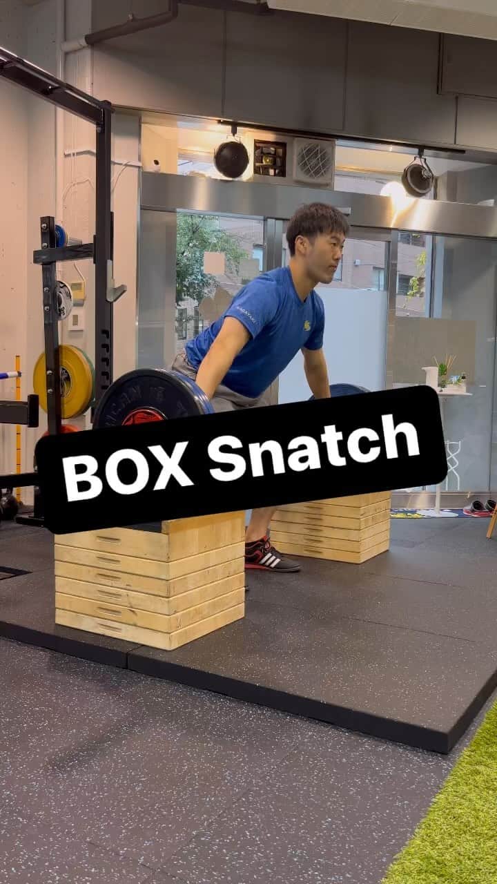 反町幸介のインスタグラム：「【BOX Snatch】 徐々に重いのも取れるようになって 順調に膝も回復してます😁✨  #ウエイトトレーニング  #ウエイトリフティング  #スナッチ  #パーソナルトレーニングジム  #大塚 #大塚ジム  #パーソナルトレーニング輝 #今日の反町  #心も体もおじさんになりたくないのだ #リールってそもそもなんなのだ」