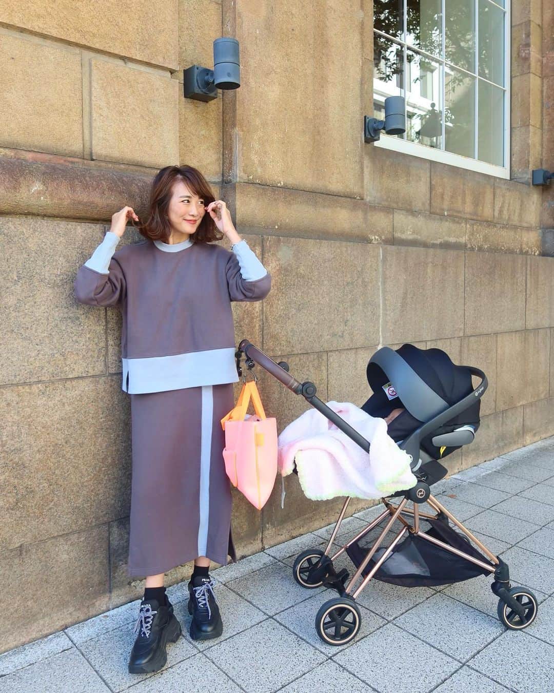 Mai Wakimizuのインスタグラム：「急に涼しくなって過ごしやすくなりました♡今日は新作のスウェットセットアップ♡gray×blueはいつか作ってみたかった配色だったけど、2色のどちらもがこれ！と言う色の生地になかなか出会えず、今回やっと実現出来たもの♡grayのカジュアルさとblueの上品さがスウェット生地とマッチした♡もう少し寒くなったらジレと合わせたい＼(^o^)／ tops&skirt:#linkable @linkable_official(popup先行発売予定)」