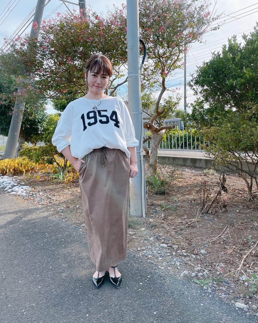 磯山さやかさんのインスタグラム写真 - (磯山さやかInstagram)「明日 19時から TBS『行列GET旅』に出演させていただきます！  地元の茨城県鉾田市に デヴィ夫人と行列探しに行ってきました。 まさか、地元を夫人と共にロケするなんて、、、 とても美味しく楽しいロケでした！！  Tシャツ @marmors_official スカート @micaanddeal_official」10月6日 19時49分 - sayakaisoyama