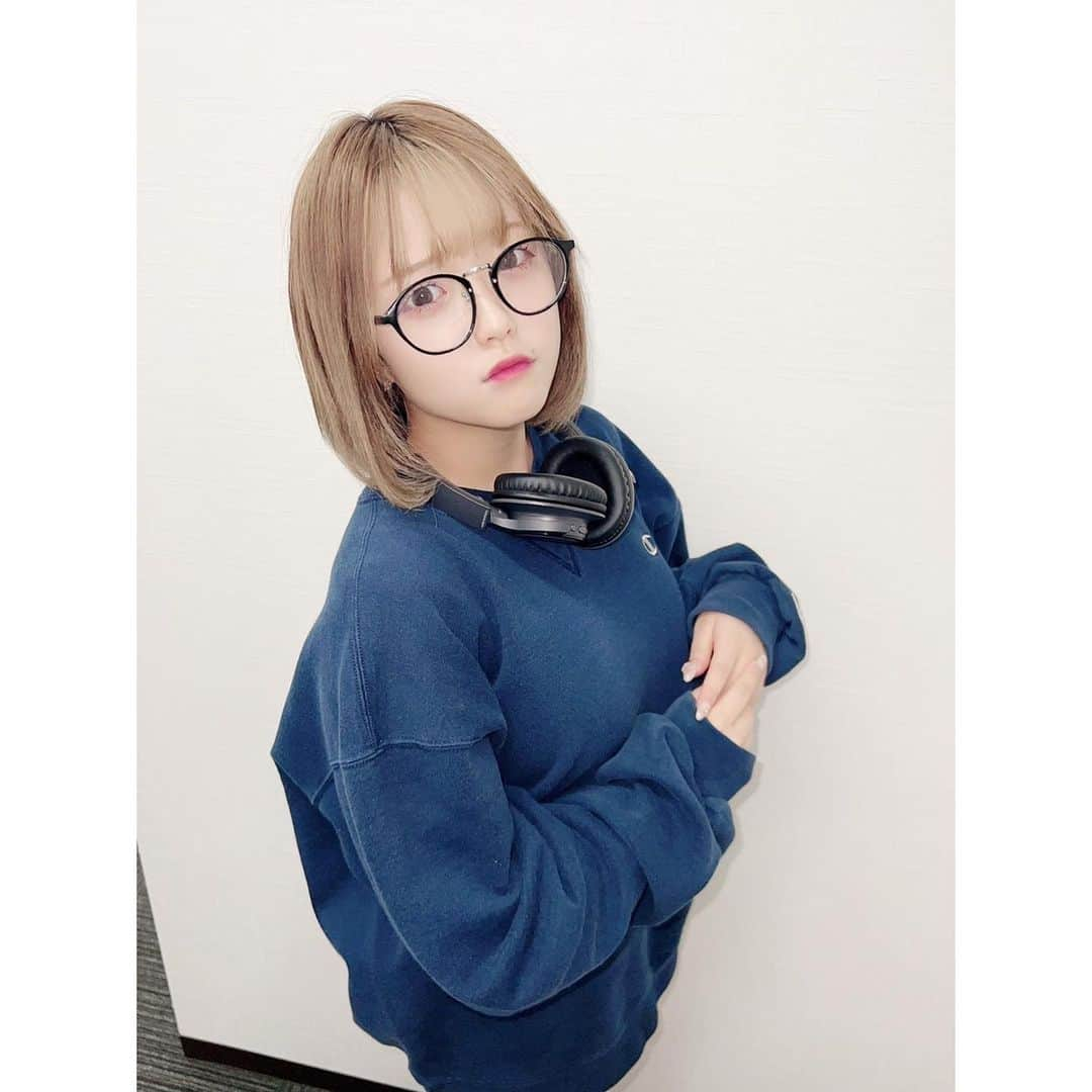 佐藤優來那のインスタグラム：「👓は好き、、、!?💜   #ゆらなん  #佐藤優來那  #YORISOERU」