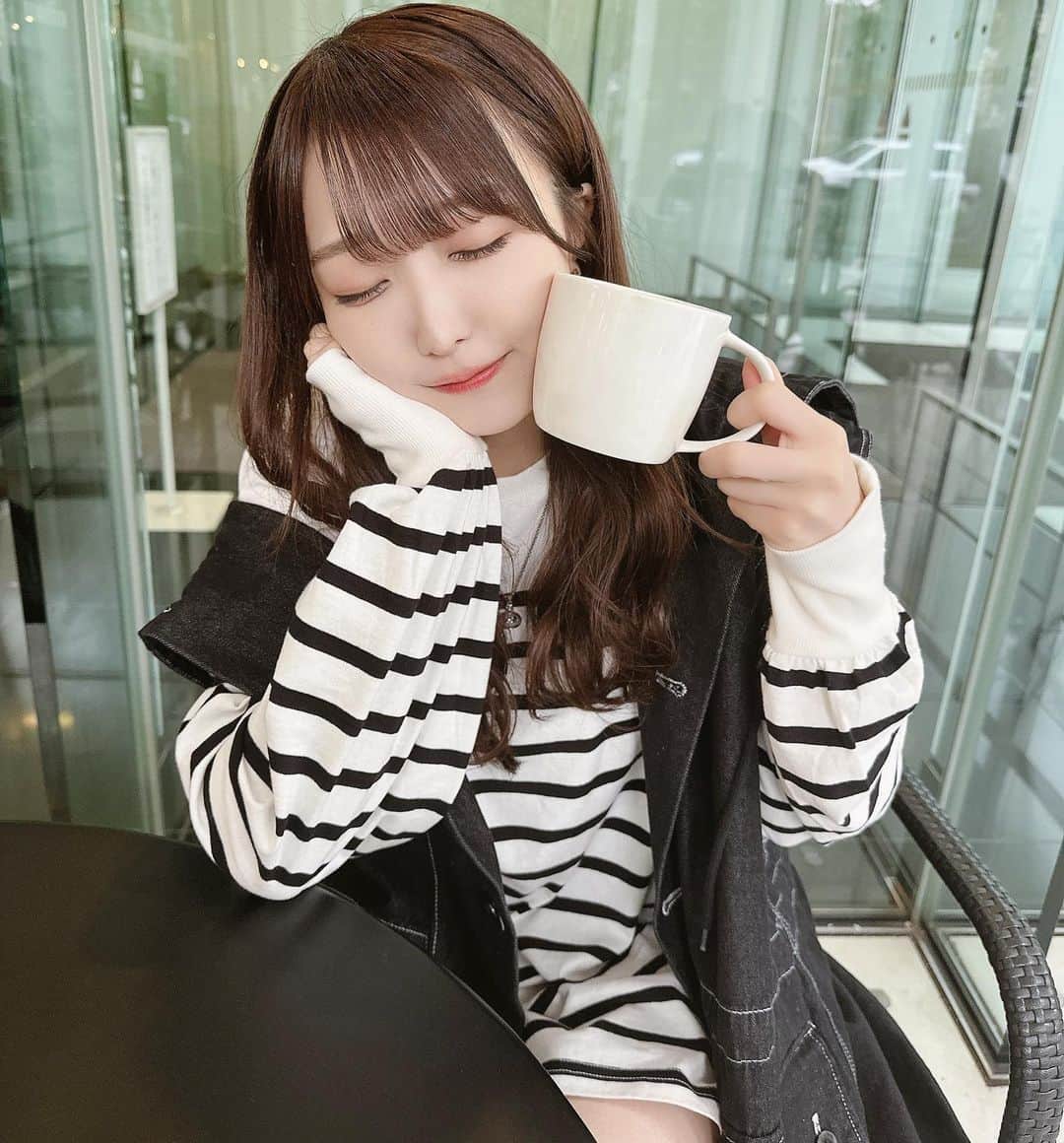 朝比奈さくらのインスタグラム：「家出たらさむすぎて笑ってしまうた🥺❄️ 日本は夏か冬しかついになくなったの？ 寒すぎたよねっ？！年々寒さにも暑さにも弱くなっていく。  スタバ期間限定の売り切れてたから 伝説のコーヒークリームラテのんだ 本当においしい〜☕️むしろ売り切れててもハッピーな気持ちになれるからありがたい👍🏻家族からスタバカードをもらう19歳 甘やかされてるなあ〜あ嬉🤭  あ、もちろんみんなからも甘やかされてますが、、そろそろ厳しくしてね？😑笑  #佐野さくら #地下アイドル #ヘアアレンジ #ポートレート　 #インフルエンサー  #アイドル　#粉我 #自拍 #idol #japanesegirl #japaneseidol  #instagood #followme #lfl #ファッション #秋コーデ」