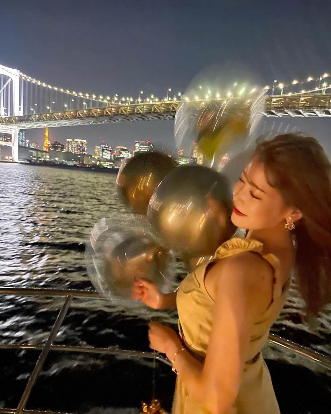 のインスタグラム：「毎日幸せで 幸せな毎日を送れることに 本当に感謝😭💗✨  関わってくれてる皆様 本当にありがとうございます🙇  私ほどはっぴーで純粋で 人生楽しんでる人いたら 是非教えて！爆  友達の誕生日の風船🎈で ちゃっかり私も写真撮っちゃうあたり🤭 ・ #バーレスク東京　#burlesquetokyo #burlesque #レインボーブリッジ #誰かの夢になって生きていく  #わがままボディ #マシュマロボディ」