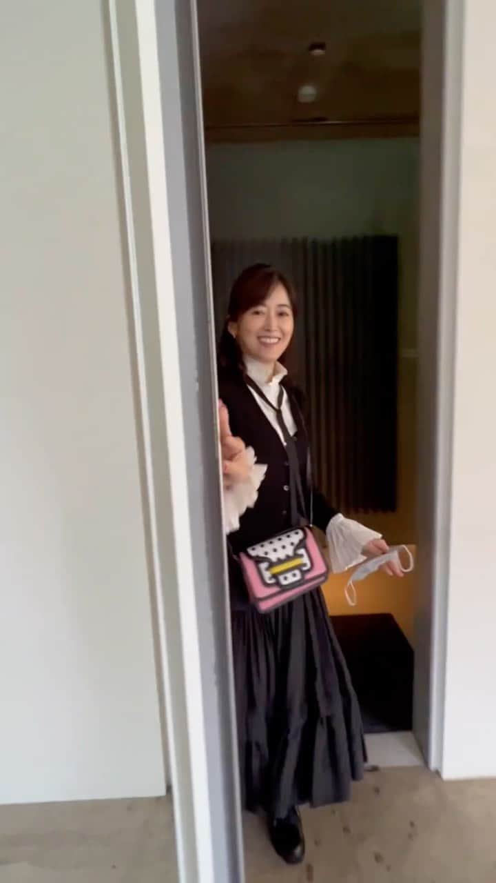 山本みらいのインスタグラム：「久しぶりのpost💃  @harumi_furukawa とランチからの展示会。  隠れ家のようなお店、 現地集合だったらきっと 入り口もわからなかったな、、笑。  @chapeaud_o と @_estella.k_ の展示会では ツイードのキャップと 地厚なパールカーディガンを✔️。  今日はグっと冷えたから あったかそうな服に手が🫶 コートの季節も近づいて来てますね。  急に寒くなってびっくりしたけど、とってもいい息抜きになった日！」