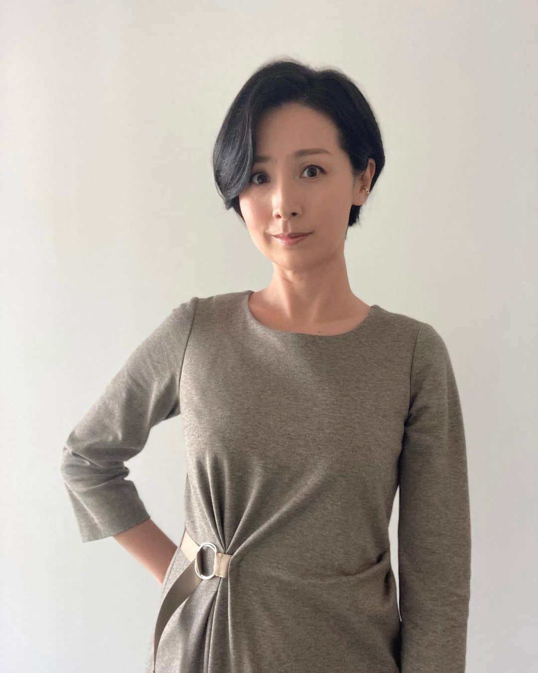 野村真季のインスタグラム：「ANN午後ニュース着用衣装  10/4 ワンピース @scapa.japan  イヤーカフ @starjewelry_press   10/5 ワンピース @scapa.japan  ピアス @starjewelry_press   #テレビ朝日 #アナウンサー #アナウンサー衣装 #ootd #40代コーデ #40代ファッション #50代ファッション #大人コーデ #大人ファッション #ワンピース #野村真季」