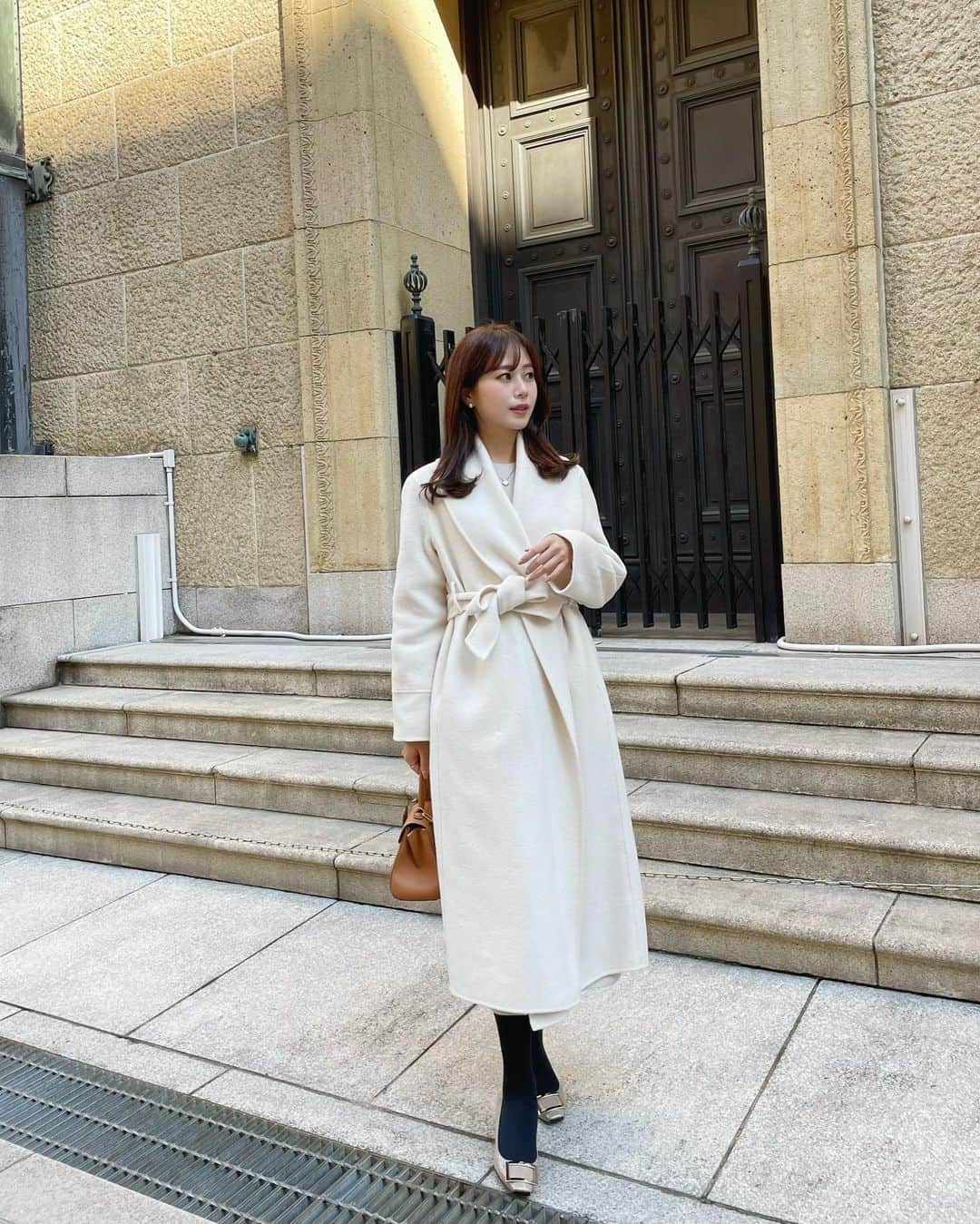 ハンナミのインスタグラム：「cream 🌬🤍  1つ前の投稿で着ている ショールカラーウールコートの色違い🧥  中にニットワンピース着ても すごくかわいかった ☺️ 今年のコートも裏地が付いているので 袖通しもスムーズです :)」