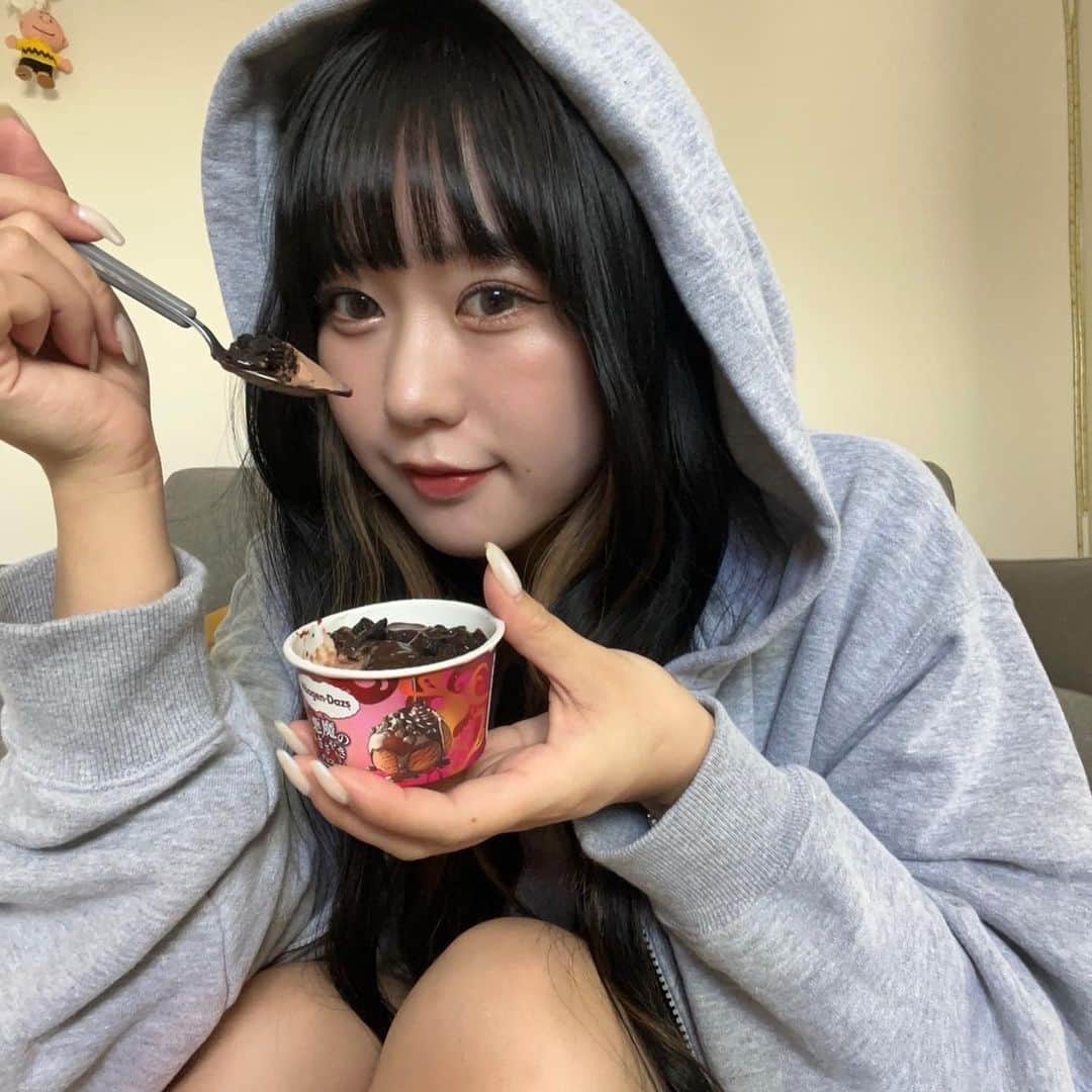 山下恵奈のインスタグラム：「最近涼しい日が増えてパーカー着れるの嬉しい〜🌬♡ ⁡ ハーゲンダッツから「悪魔のささやき」シリーズとして チョコレートとキャラメルが期間限定発売してるみたいで 食べてみたよ🫠 あったかい格好で食べるアイスクリーム最高だよね^ ^🧊 ⁡ この上に乗ってるチョコレートクッキーがおいしすぎるしスイーツみたい！☺︎ チョコ好きな子絶対食べてみてほしい🫶🏻💞 ⁡ ⁡ ⁡ #ハーゲンダッツ #ハーゲンダッツ新商品 #悪魔のささやき #ハーゲンダッツ悪魔のささやき #アイスクリーム #haagendazs #pr」