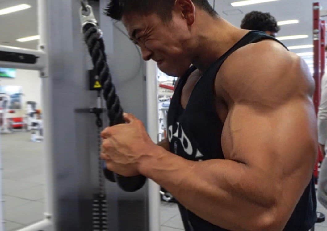 相澤隼人のインスタグラム：「今日は日本選手権前最後の腕  いよいよあと3日  興奮してきたぁ🙈  YouTubeにヤバすぎる米軍基地でのトレーニングあげたのでよかったら見てください👶  #日本ボディビル選手権 #natural #bodybuilding」
