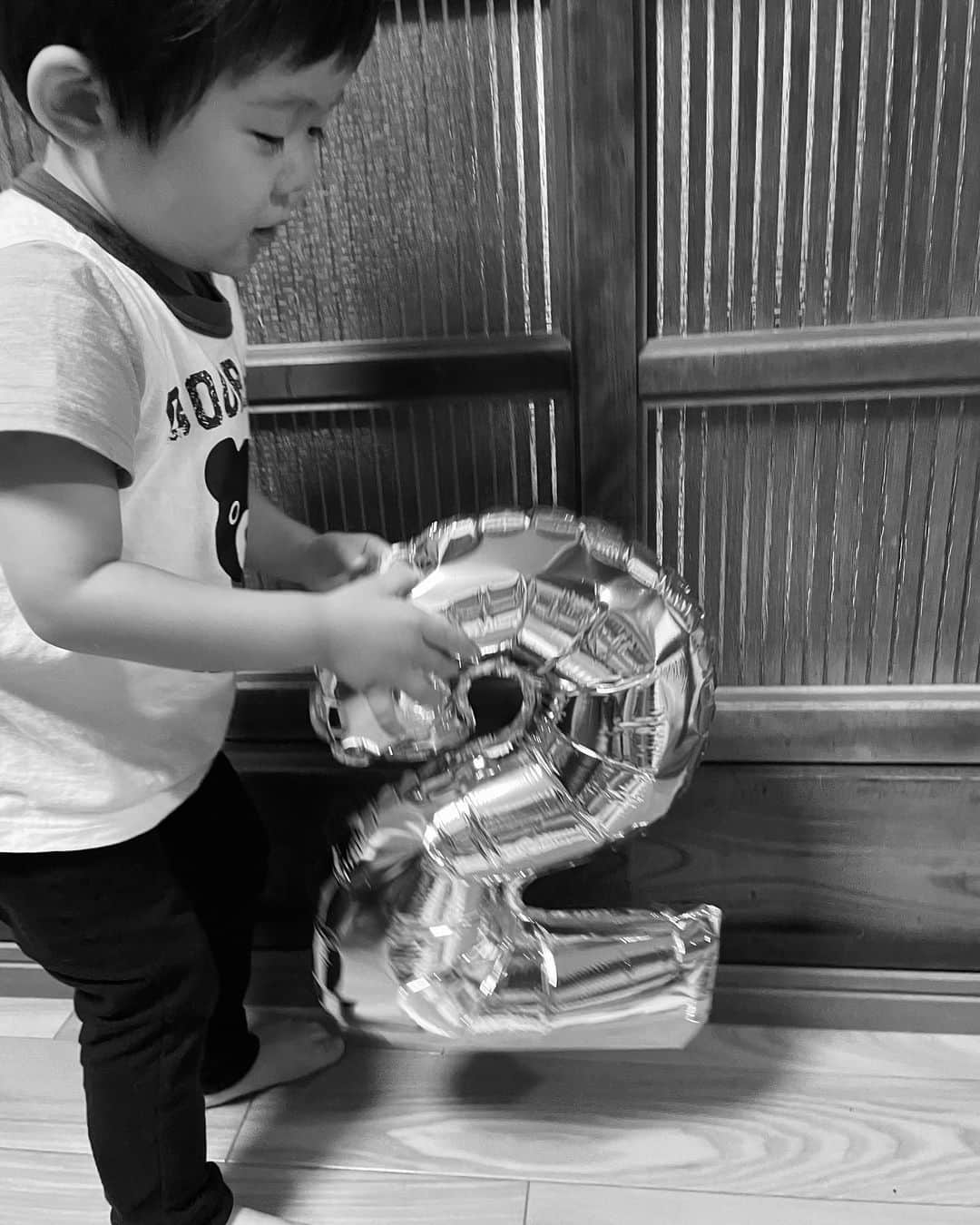 山口実香のインスタグラム：「． １０月５日で息子くん2歳になりました🎉 毎日よく笑って泣いて怒ってよく走ってよく踊る🕺✨  できることやしゃべる言葉が増えて 日々の成長が嬉しいかぎり😊  これからも元気いっぱい大きくなってね。 大好きだよー💕💗💕」