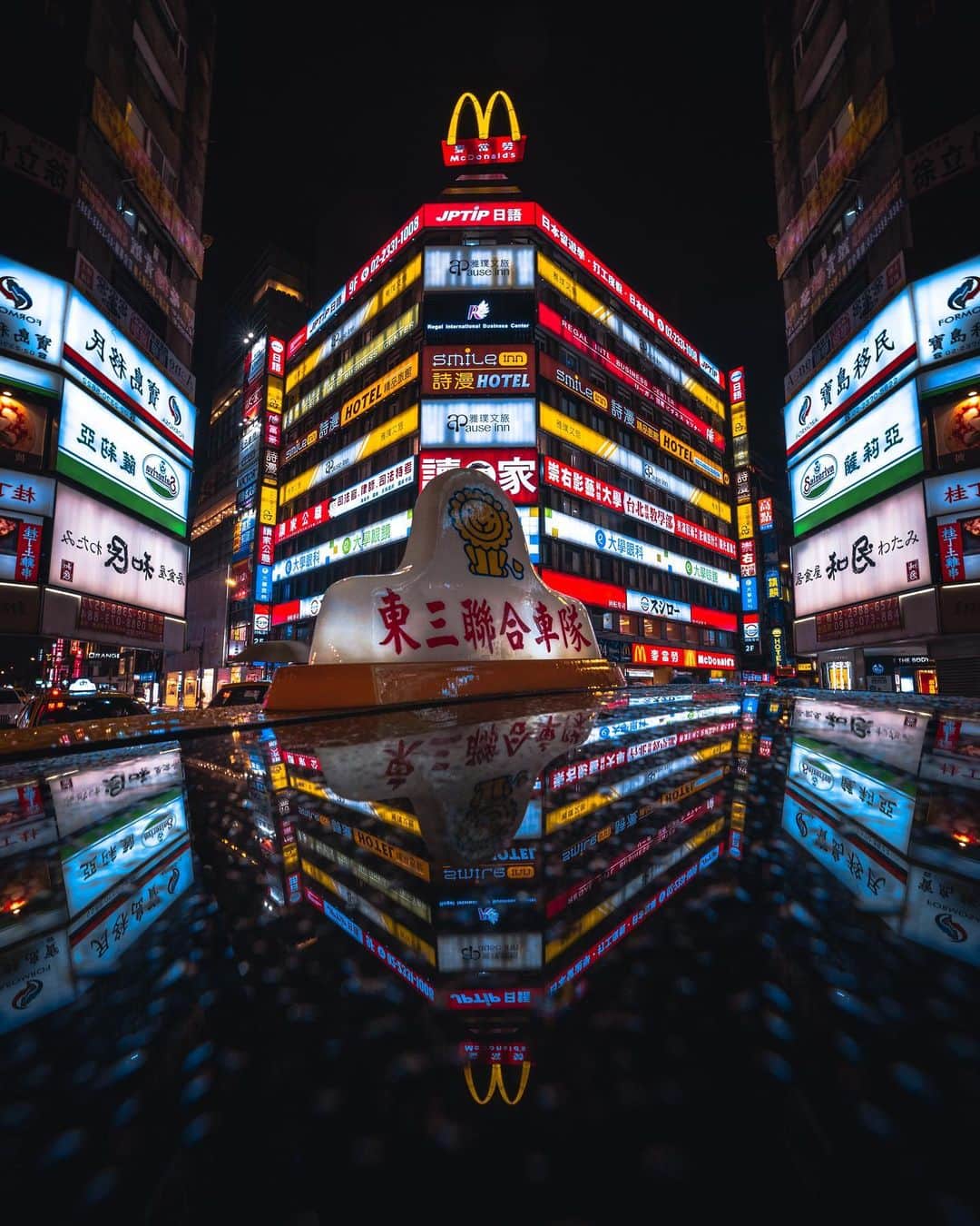R̸K̸のインスタグラム：「Taiwan street neon pack ・ ・ ・ ・ #beautifuldestinations #discoverearth #awesome_photographers #wonderful_places #TLPics #designboom #voyaged #sonyalpha #bealpha #streets_vision」