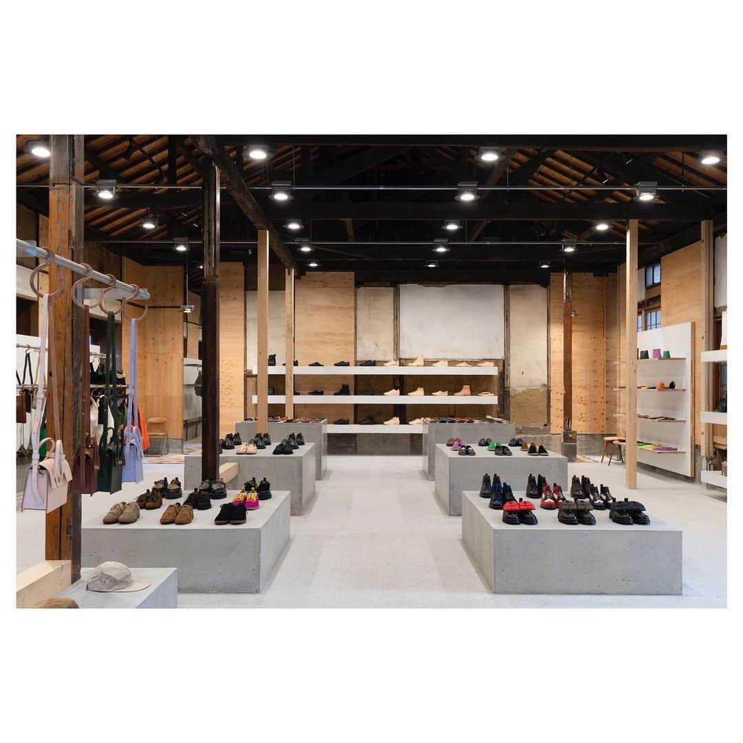 naoko tawaraのインスタグラム：「20221008 sukima osaka open @henderscheme  @sukima_shop  @meggg1988   今週末8日（土）、Hender Scheme関西初の直営店「スキマ 大阪」がオープン。 念願の。待望の直営店です。 心待ちにしてた方も多いのではないでしょうか？  内装は内装はDDAA/DDAA LABを主宰する建築家の元木さん。 築60年以上の木造平屋を「加装」して、約160m²の延床面積と高い天井を生かした空間には、フルラインナップのコレクションが並びます。 「改装」ではなく「加装」というアプローチのことなど、paperCにも記事書かせていただきました。写真たっぷりですよ。 ぜひご覧ください〜。 https://paperc.info/news/20946  わたしはプレスのめぐちゃんにお誘いしてもらって、関西圏のPRをお手伝いしております。  中津から徒歩4分、梅田からも徒歩圏内の場所で、年中無休！ 思い立ったらすぐいけますね。 オープン記念の限定品もありますよ。ぜひ遊びにきてね。  _  10月8日(土)、Hender Schemeは 「スキマ 大阪 」をオープンします。  「スキマ 大阪 」は、大阪・梅田駅の繁華街を抜けた先に建つ築60年以上の木造平屋に対し、「改装」ではなく「加装」することでつくられます。  意匠性を含まず取り付けられていた補強材などの『既存』に対し、新たな意匠を施し仕上げる「改装」ではなく、それらを積極的に受け入れ、手を加えずに新たなレイヤーを付け足す「加装」。 この考え方からデザインされた、什器やファサードなどの加装物。 店内には、シューズ、バッグ、スモールレザーグッズをはじめとするフルラインナップ・コレクションが展開されます。  スキマ 大阪（sukima Osaka） PLACE: 3-8-17, Toyosaki, Kita-ku, Osaka-shi, Osaka Japan 531-0072 〒531-0072 大阪府大阪市北区豊崎3-8-17 TEL: 06 6131 8484 OPEN: 12:00 CLOSE: 20:00  #henderscheme #スキマ #加装」