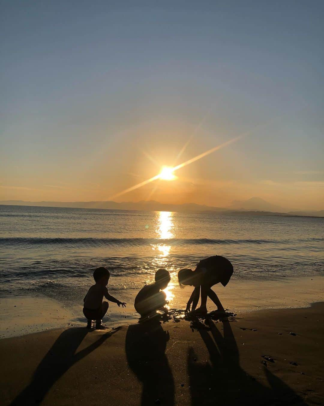 鷲尾春果のインスタグラム：「今日は随分冷え込みましたが、先日、夏の終わりの海を楽しめました😊 実は、先月右鎖骨を骨折した長男。 ようやく調子が戻ってきて、久しぶりに楽しそうでした✨ 今年も最高に楽しかった夏☀️ 終わってしまうのが淋しい🥲 #2022#夏#summer#海 #3きょうだい#👧🏻👦🏻👦🏻 #長男#5歳#鎖骨#骨折#2度目 #育児#子育て#ママ」