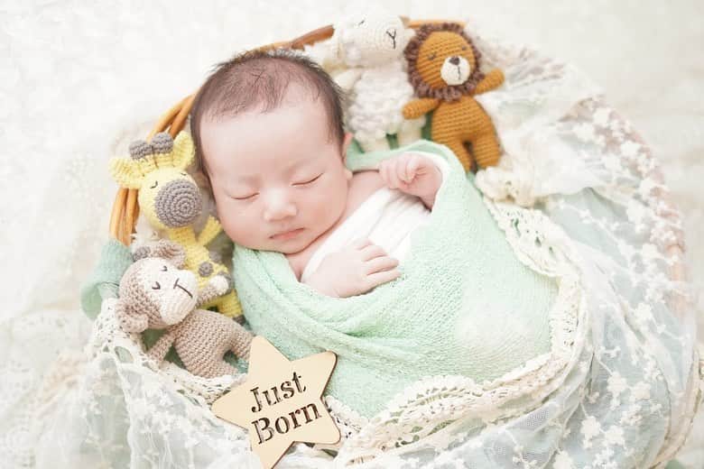平林あずみのインスタグラム：「❤︎ ニューボーンフォト👶🏻📸💗 ゆいなの時撮りたいって思ってたのに、バタバタであっという間に1ヶ月過ぎてしまい撮れなかったから絶対に次の子では撮りたいって思ってたニューボーンフォト🧸 可愛さ爆発してたよ🥺︎💕︎ まだまだ載せたい写真いっぱいだからまた載せちゃう😋✌️笑 *  #ニューボーンフォト  #新生児  #新生児フォト  #赤ちゃん  #baby  #男の子ベビー  #第二子  #年子  #年子姉弟  #年子ママ  #赤ちゃんのいる暮らし  #大変だけど幸せ」