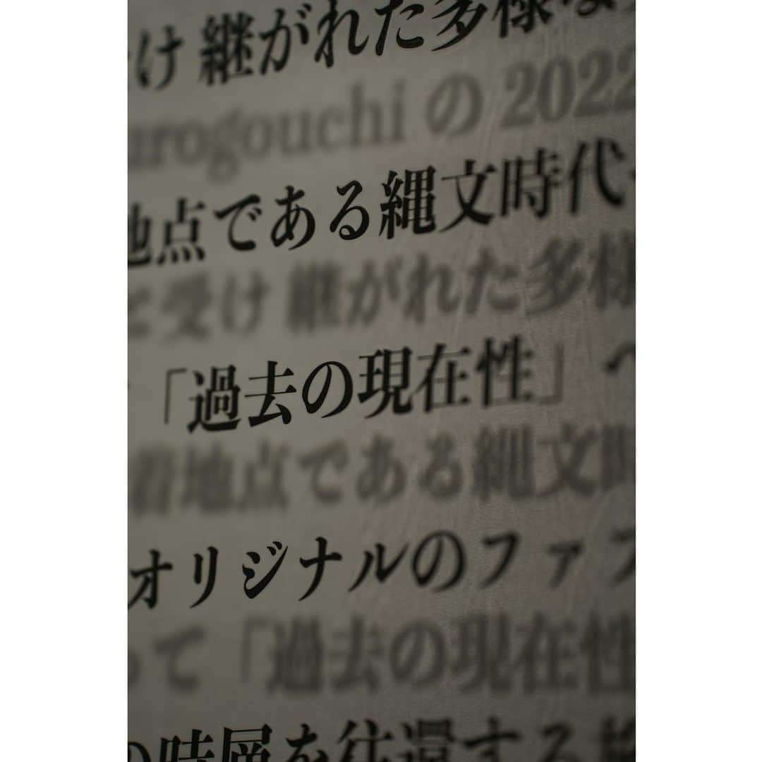 鑑田幸代さんのインスタグラム写真 - (鑑田幸代Instagram)「@mamekurogouchi  POPUP STORE 10/7〜10/11 . 【Mame Kurogouchi】 Fall Winter collection 2022『Land』 . ⻑野の地を舞台に展開されるMame Kurogouchiの2022年コレクションは今季、信州の⼭々を巡り、同地で連綿と受け 継がれた多様な⽂化を吸収し、ついには⼈類史における最古の⽂化的企ての着地点である縄⽂時代へと辿り着きま す。デザイナー ⿊河内真⾐⼦は、現代の⽬線をもって「過去の現在性」へと光を当てながら、秋の野⼭が作り出す豊 かな⾊とテクスチャーをオリジナルのファブリックで再現し、⼆つの物語を⾃⾝の内で融合させながら複数の時層を 往還する旅へと誘います。 .  #mamekurogouchi  #mamemamemame  #juqui  【会場】 竪町通り OVAL2F 〒920-0997 石川県金沢市竪町86-1-2F  JUQUI KANAZAWA ⬇︎お問い合わせはこちらまで ☎︎076 224 3122 📩juqui.kanazawa@milestones.jp」10月6日 23時08分 - yu_ki_yoo