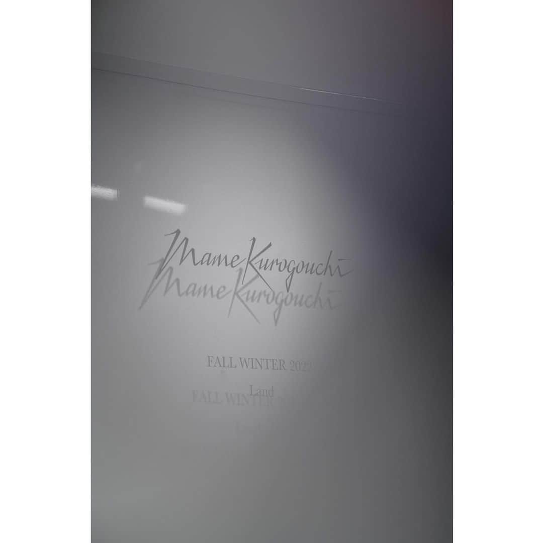 鑑田幸代のインスタグラム：「@mamekurogouchi  POPUP STORE 10/7〜10/11 . 【Mame Kurogouchi】 Fall Winter collection 2022『Land』 . ⻑野の地を舞台に展開されるMame Kurogouchiの2022年コレクションは今季、信州の⼭々を巡り、同地で連綿と受け 継がれた多様な⽂化を吸収し、ついには⼈類史における最古の⽂化的企ての着地点である縄⽂時代へと辿り着きま す。デザイナー ⿊河内真⾐⼦は、現代の⽬線をもって「過去の現在性」へと光を当てながら、秋の野⼭が作り出す豊 かな⾊とテクスチャーをオリジナルのファブリックで再現し、⼆つの物語を⾃⾝の内で融合させながら複数の時層を 往還する旅へと誘います。 .  #mamekurogouchi  #mamemamemame  #juqui  【会場】 竪町通り OVAL2F 〒920-0997 石川県金沢市竪町86-1-2F  JUQUI KANAZAWA ⬇︎お問い合わせはこちらまで ☎︎076 224 3122 📩juqui.kanazawa@milestones.jp」