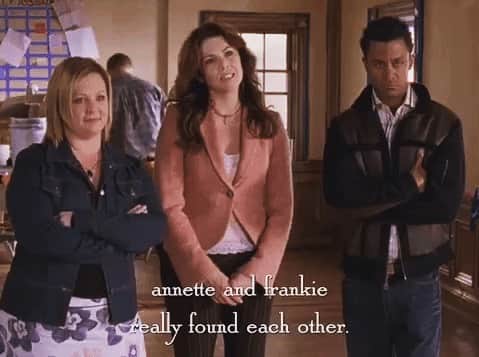 ヤニック・トゥルースデールのインスタグラム：「Happy birthday Gilmore Girls! Has it been 22 years already?! What a treat that those two wonderful ladies have become friends for life! ❤️」