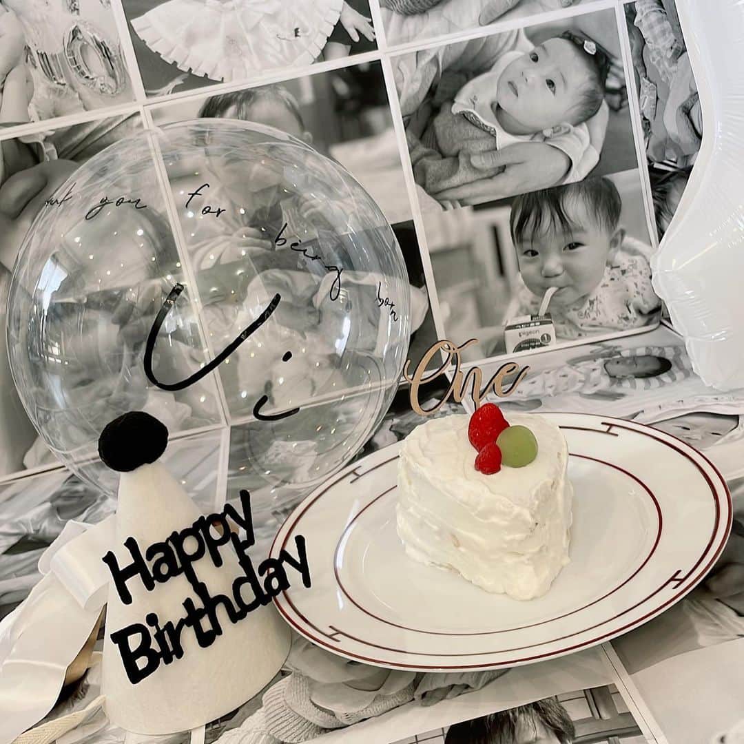 東なつ紀のインスタグラム：「smash cake🧁  1才のイベントでやりたかったこと🤍 スマッシュケーキは実家で無事できました◡̈  手作りケーキは思ってたよりいっぱい食べてくれて嬉しかった💕 📽はハプニングの瞬間🤣  モノクロ背景もできたし満足💕  #モノクロ背景 #スマッシュケーキ #1stbirthday  #ういちゃんまる」