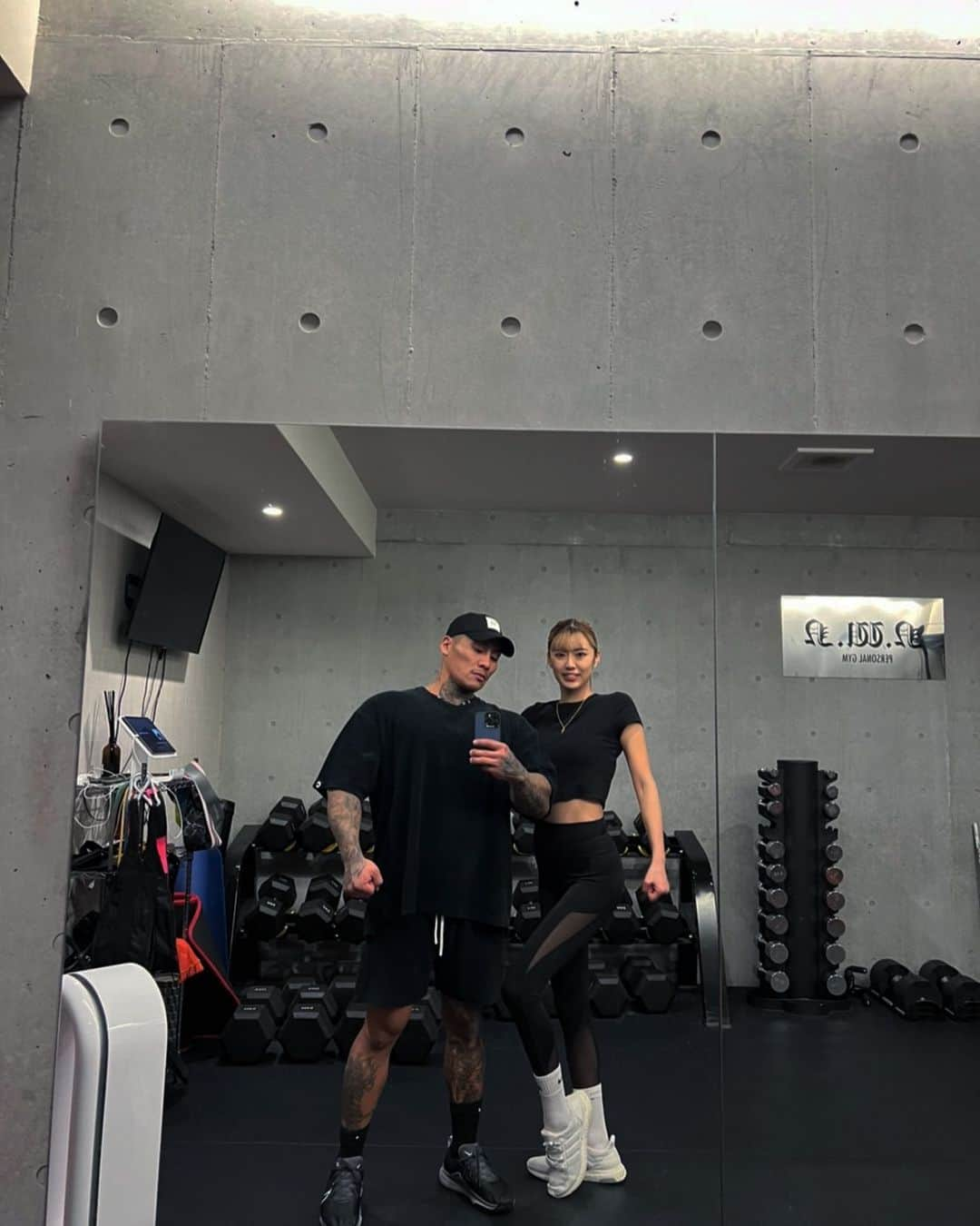 中村直輝さんのインスタグラム写真 - (中村直輝Instagram)「今日のコーデ . . . @n.w.n.personal.gym @__.leafmoon.__ @_naokinakamura_ #筋トレ夫婦#パーソナルジム大阪#nwn#トレーニング#クロノス#cronos」10月6日 23時25分 - _naokinakamura_