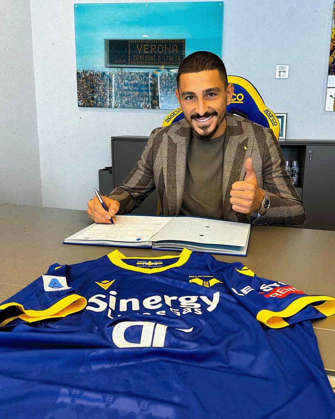 コライ・ギュンターのインスタグラム：「9️⃣8️⃣ presenze 5️⃣ assist  1️⃣ gol 1️⃣5️⃣2️⃣ punti in #SerieATIM  Anche Koray #Günter nella difesa gialloblù fino al 2️⃣0️⃣2️⃣5️⃣ 🟨🟦🤝  #HVFC #Günter2025」