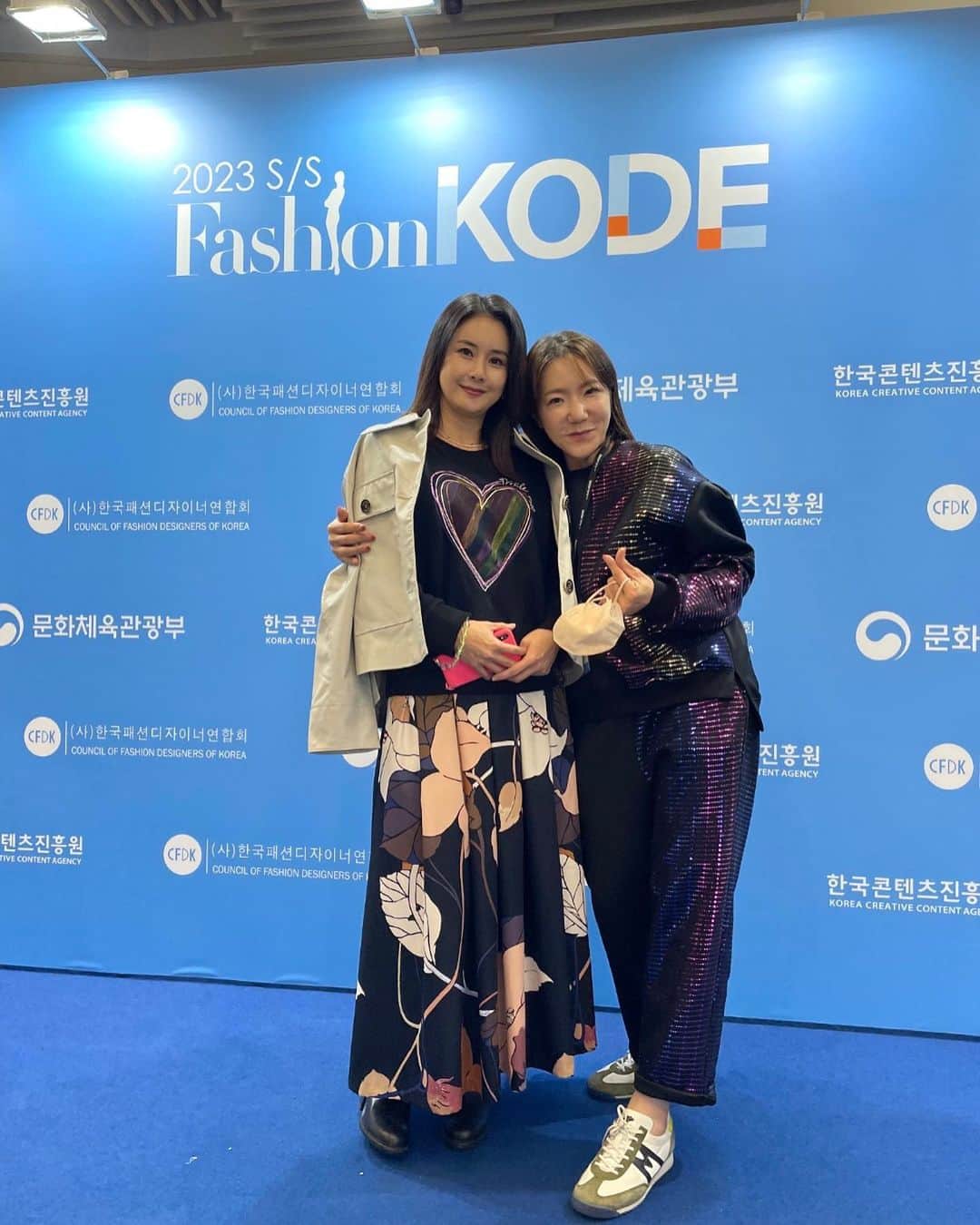 チェ・ジョンユンのインスタグラム：「#트리플루트   트리플루트는 늘 도전하지요.  한시도 가만히 있지 않고 무언가를 도모하는  트리플루트는 저에게는 친구이자 활력소랍니다.  유쾌한 이지선 디자이너의 열정을 응원하며  전 영원한 트리플루트의.팬이자 서포터즈입니다. 👍🏻👍🏻  오늘도 멋졌어용💕 초청해줘서 감사해용~ ⠀ #패션전시 #ootd」