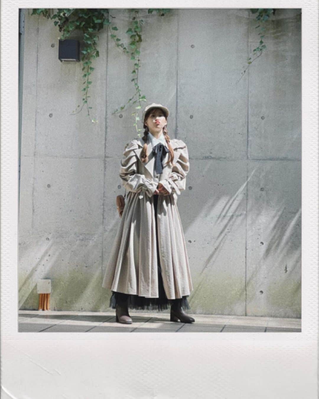 芹澤優のインスタグラム：「・  ツアーパンフのオフショット♡ こらは私服シリーズといいつつ、スタイリストさんにお願いした旅コーデ🍂  スタイリスト　@masakiusami  ヘアメイク　@1129kotomi   ツアーも地方公演は残すところ福岡だけなんて、寂しいね！  みんなで良き思い出をつくろーね☺  #海外旅行とか行きたいよ〜 #もう何年も行ってないよ〜 #ヨーロッパとかいつか行ってみたいな〜 #オシャレすぎて倒れそう」