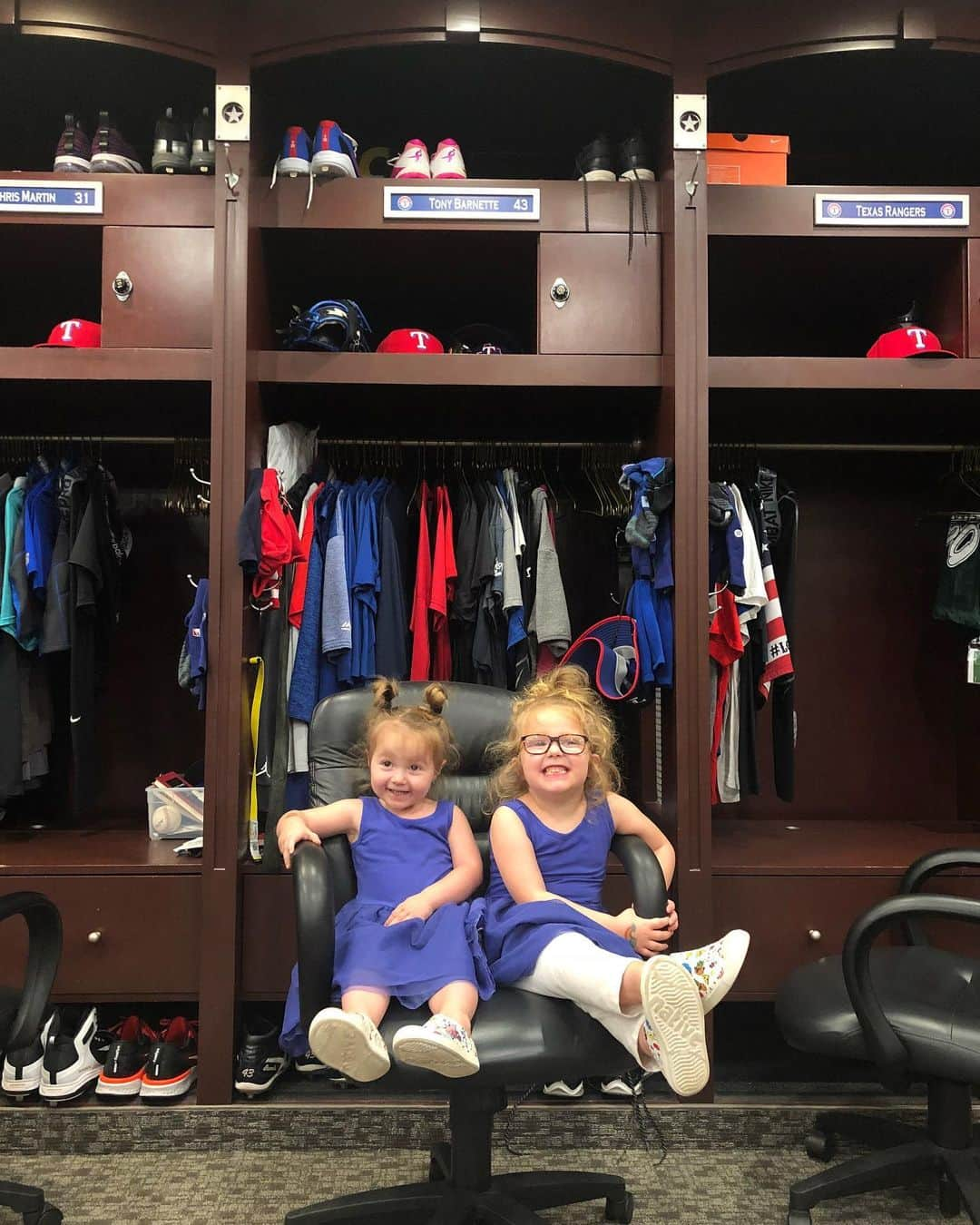 トニー・バーネットさんのインスタグラム写真 - (トニー・バーネットInstagram)「#TBT. With the regular season ending, I’m reminded of the day the girls got to see the view from some of the best seats in the house. I also will forever know what it’s like to have a 4 year old scold me in a press room. Pretty sure she DFA’d me in front of everyone. Just brutal. 😂   #throwbackthursday」10月7日 3時31分 - tony.barnette