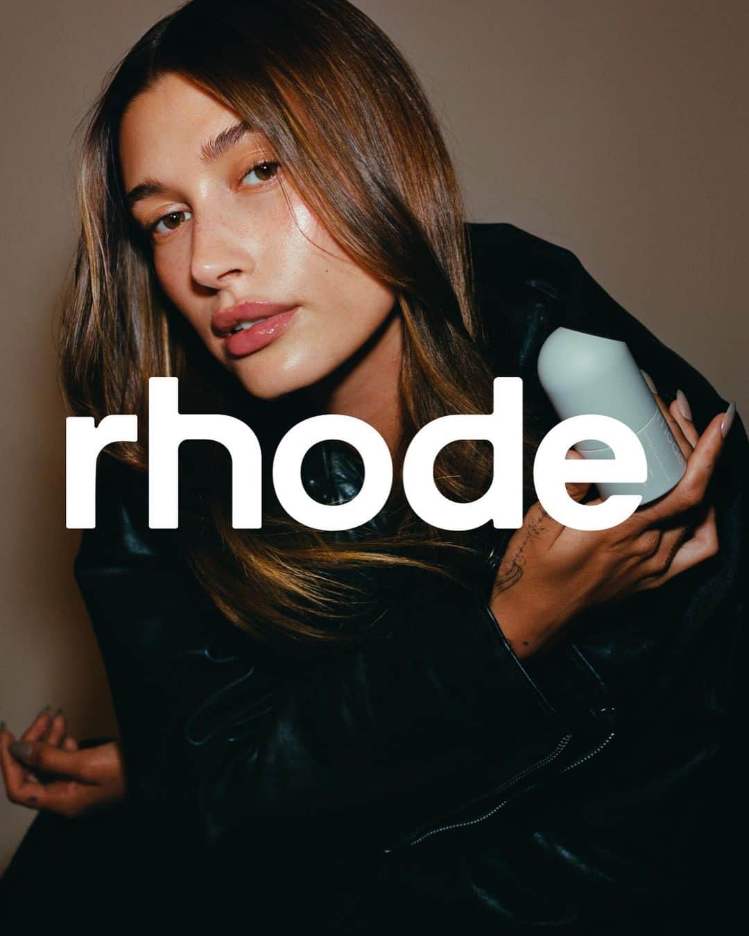 ハイレイ・ロード・ボールドウィンのインスタグラム：「Our @rhode Peptide Glazing Fluid and Barrier Restore Cream are back on Tuesday 10/11 at 8am pst ☁️just in time for fall 🫶🏼 get yours -> rhodeskin.com 🤍」
