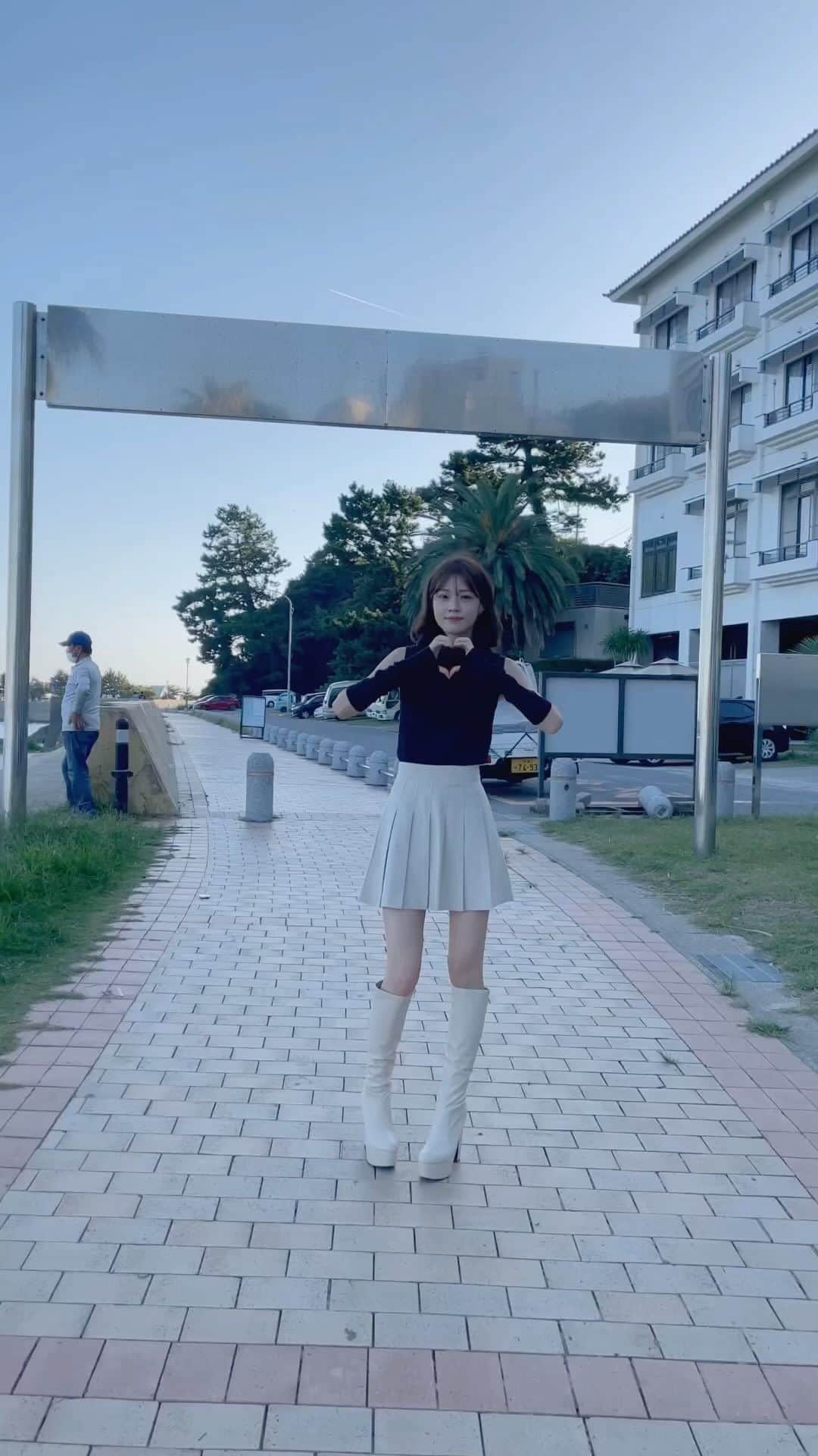 橘香恋のインスタグラム：「おはようございます🥰 ⁡ 前回の投稿に いいねとコメントありがとうございます✨ ⁡ ⁡昨日と今日とっても寒いですね😣 ⁡ ⁡急な寒さで風邪ひかないように ⁡お互い気をつけましょうっ😊✨ ⁡ #橘香恋 #アームウォーマー #アームカバー #ノースリーブ #タートルネック #ロングブーツ」