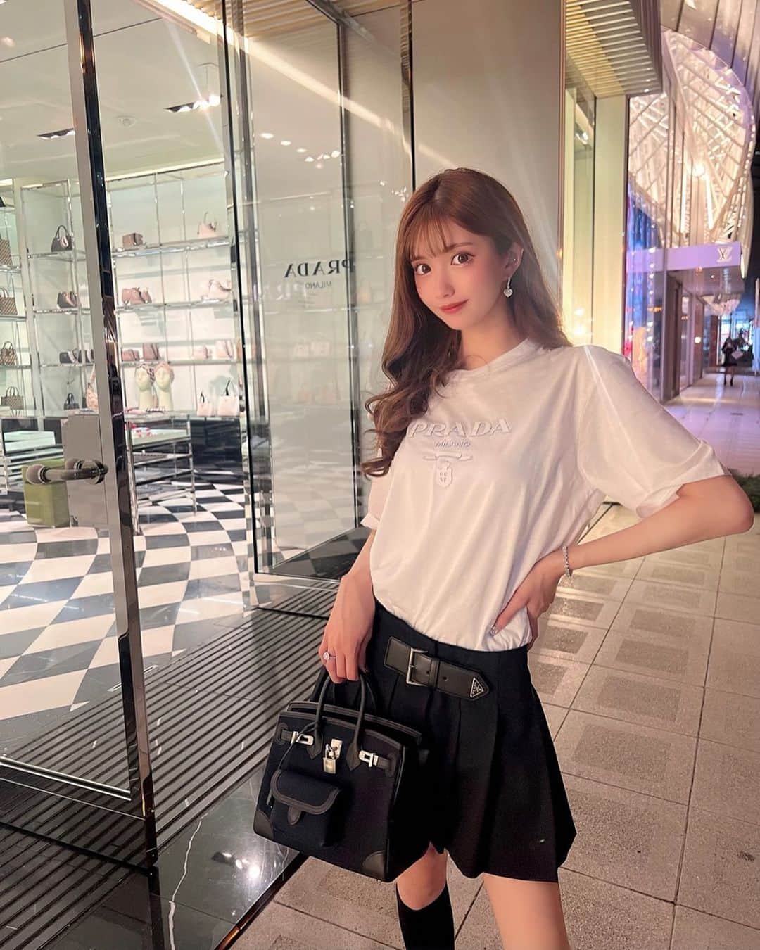 ひめかのインスタグラム：「ハマってるPRADA🖤🖤🖤 そろそろ冬服見に行こーっと❄☃️❄ #prada #もう冬 #寒い」