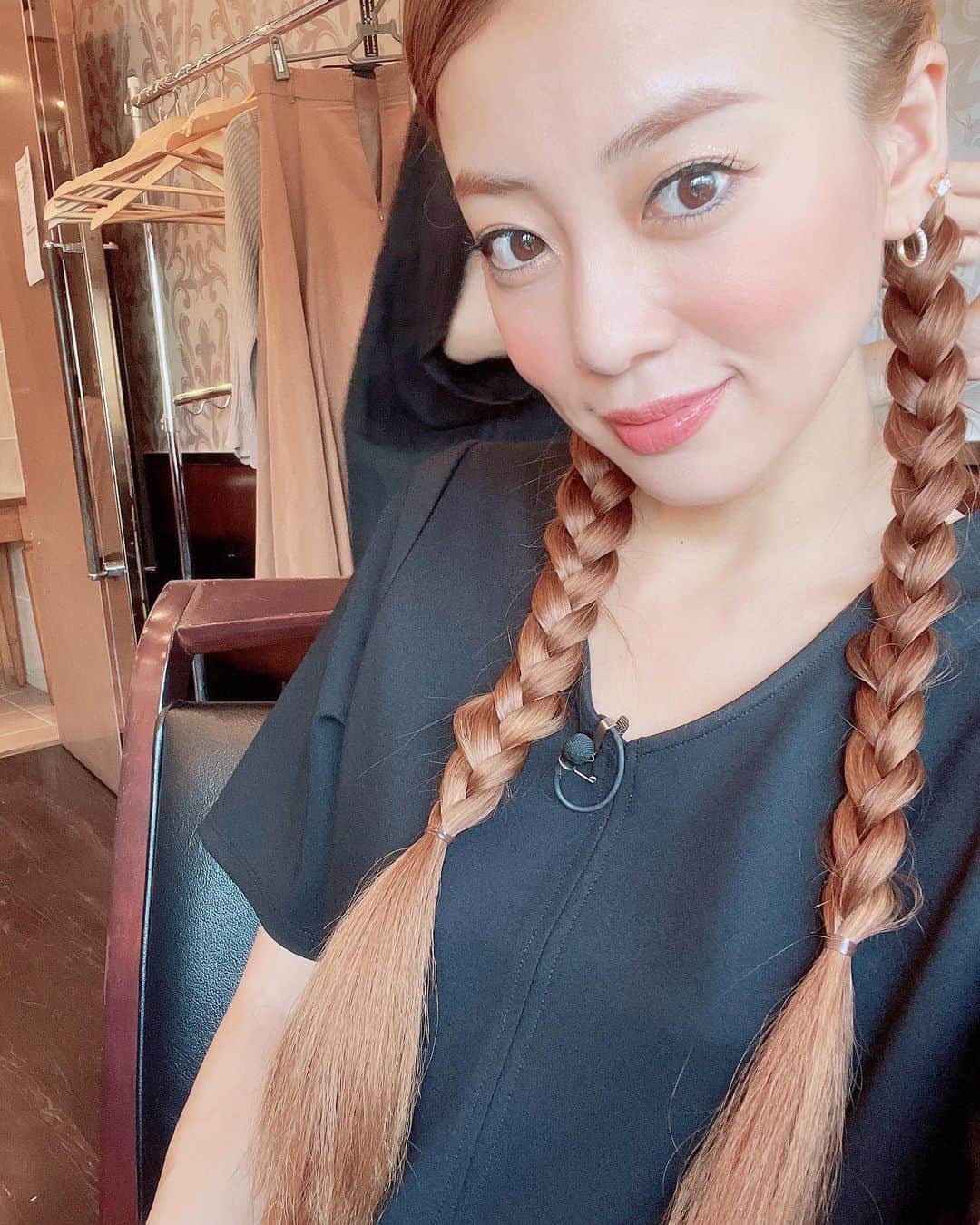 あびる優のインスタグラム：「先日のヘアメイク🙂💄  #makeup#hair#hairstyle#hairmake#hairarrange#selfie#video#メイク#メイクアップ#ヘアメイク#ヘアアレンジ#三つ編み＃アレンジヘア#動画#💄」