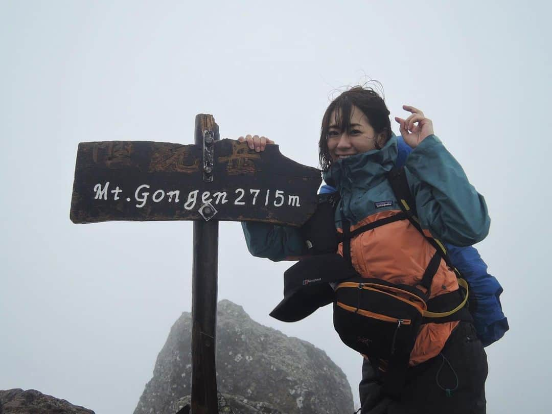 中村葵のインスタグラム：「権現岳⛰  ・過去pic・  今日は雨なので、雨すごくて視界0️⃣だった権現岳をおいておきます。笑  雨でも強くて色合いも可愛いpatagoniaのゴアテックス🙋‍♀️🍀✨  @patagoniajp   父が明日から登りに行くらしいですが、私はお仕事🥲 連休、山行かれる皆様、安全第一で楽しんでくださいね🍀  #山登り #山登りが好き #登山　#登山女子 #登山コーデ #八ヶ岳　#山が好き #山ガール#山歩ガール　#縦走　#テント泊　#雨の山登り #権現岳　#patagonia #アークテリクス　#arcteryx #パタゴニア　#雨装備 #リポーター　#中村葵」