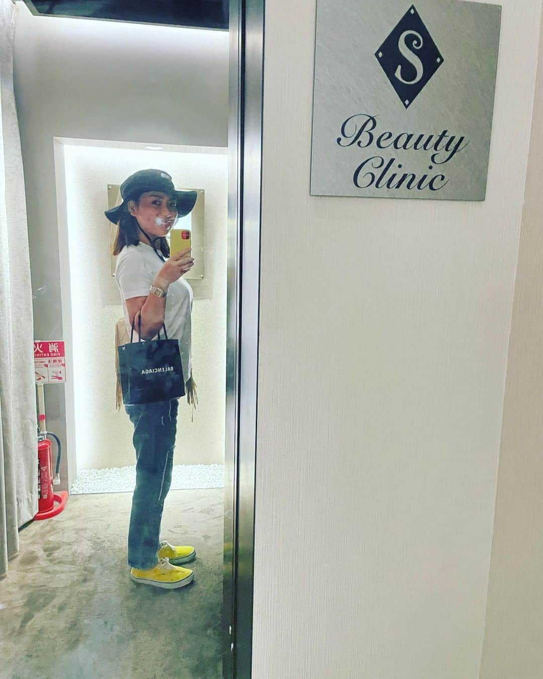 中谷紋菜のインスタグラム：「#肌管理は身だしなみ なわたし  #ハイドラジェントル  でお顔のお掃除🤝  #アクセントウルトラ は温めると冷やすが気持ちよくて毎度白目🥱終わるとスッキリ！  @sbeautyclinic  @dr.y.yumi   #エスビューティークリニック #渋谷#エイジングケア#クリニック #通って5年  いつもありがとうございます💝」