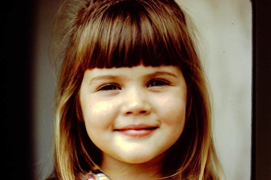 ティファニー・ティーセンのインスタグラム：「Throwing it back, way back… #bangs」