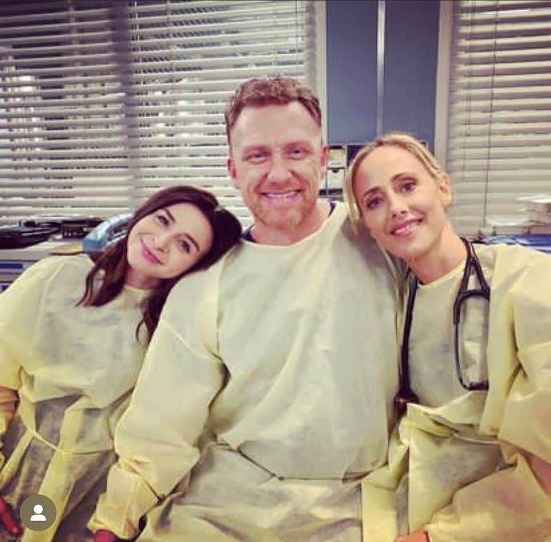 ケヴィン・マクキッドのインスタグラム：「Hey @greysabc fans! Enjoy the premier tonight and if you miss it or want to watch it again, as of tomorrow Oct 7th- you can watch/ rewatch on @hulu @kimraver @caterinascorsone #greysanatomy」