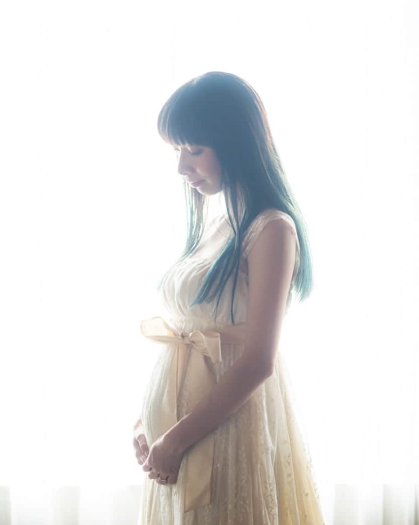 鎌野愛のインスタグラム：「本日お誕生日を迎えましたとともに皆さまにご報告がございます🕊  この度、新しい命を授かりました。もうすぐ妊娠7ヶ月になります。ようやく来てくれた我が子が、お腹の中で元気に動き回っているのを感じ、とてもとても愛おしい毎日です。  それに伴い、11/3のオストライヒインストアライブ、11/10オストライヒ小編成ライブ後、ライブのみ産休に入らせていただきます。(制作やRECは続きます。)  11/23には約4年ぶりに鎌野ソロ2nd full albumをリリースします。制作に長い時間がかかってしまいましたが、素晴らしい音楽家の皆様に参加していただき、とても満足のいく作品になりました。たくさん聴いてくれたら嬉しいです。  産休明けにリリースライブを予定しております。おそらく2023年の春〜初夏あたりになるかと思います。少し間が空いてしまいますが、みなさんぜひ遊びに来てください。  出産は人生で初めての経験で、喜びと不安が入り混じっておりますが、必ず元気に産んで戻ってきます。これから肌寒い日も多くなりますが皆さまもお身体ご自愛くださいませ。  2022.10.7  鎌野愛」