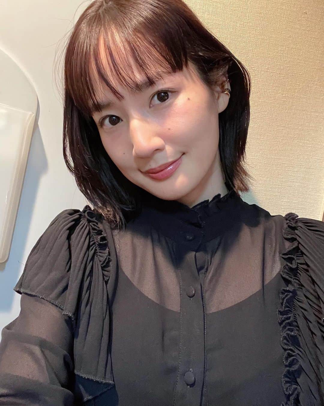 高嶋香帆のインスタグラム：「ここ数日前から頬がチークを塗らなくても、お酒を飲まなくても赤くて🫢🫢🫢  写真で分かります？🤣  寒さなのか、肝臓が悲鳴を上げているのか何科に行けば良いんだろうか！🫢  #マッシュウルフ #マッシュボブ #ウルフボブ #ボブアレンジ #japanesegirl #followmeplease」