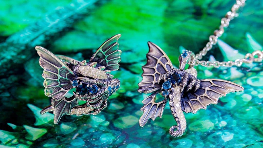 ブラッディマリーのインスタグラム：「⁡ Bloody Mary Halloween – Solomon【Lizard】 – Collection by Solomon 2009 ⁡ ⁡ ひらひらと飛び交う 蝶の群れに導かれ たどり着いたその場所は 大蜥蜴が住まう 光の楽園 ⁡ 色とりどりの 幻の蝶が 再びあなたの庭を訪れる ⁡ ⁡ 【Online store LTD】⁡ Pendant：￥94,000 + tax Ring：￥110,000 + tax ⁡ 【販売期間】 10月8日(土)～10月31日(月) ⁡ 【販売店】 Bloody Mary原宿　Bloody Mary心斎橋 オンラインストア　海外取扱店 ⁡ ⁡ ーーーーーーーーーーーーーーーーーーー #bloodymaryjewelry #bloodymary #jewelry #silver #fashion #jewelryporn #jewelrydesign #jewelrygram #accessory #accessories #silverjewelry #ブラッディマリー #シルバーアクセサリー #fashionjewelry #black #blackfashion #シルバー #アクセサリー」