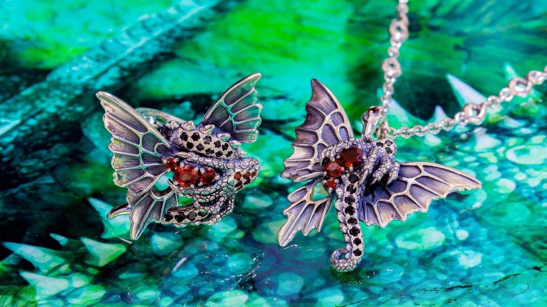 ブラッディマリーのインスタグラム：「⁡ Bloody Mary Halloween – Solomon【Lizard】 – Collection by Solomon 2009 ⁡ ⁡ ひらひらと飛び交う 蝶の群れに導かれ たどり着いたその場所は 大蜥蜴が住まう 光の楽園 ⁡ 色とりどりの 幻の蝶が 再びあなたの庭を訪れる ⁡ ⁡ 【Overseas LTD】 Pendant：￥94,000 + tax Ring：￥110,000 + tax ⁡ 【販売期間】 10月8日(土)～10月31日(月) ⁡ 【販売店】 Bloody Mary原宿　Bloody Mary心斎橋 オンラインストア　海外取扱店 ⁡ ⁡ ーーーーーーーーーーーーーーーーーーー #bloodymaryjewelry #bloodymary #jewelry #silver #fashion #jewelryporn #jewelrydesign #jewelrygram #accessory #accessories #silverjewelry #ブラッディマリー #シルバーアクセサリー #fashionjewelry #black #blackfashion #シルバー #アクセサリー」