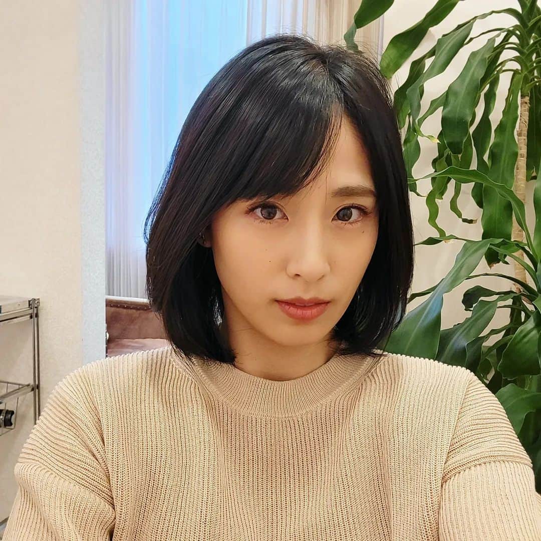 本仮屋リイナのインスタグラム：「ぜひスワイプしてください🧚‍♀️ 美容室で姉の写真集発見📖 撮影に同行させてもらったので、どのカットも懐かしく、美しく、うっとり😊💞 そして、ついつい真似したくなっちゃいました😸😸 special thanks ✂️❤️ @taku.masumoto  #ヘアカット #剪定」