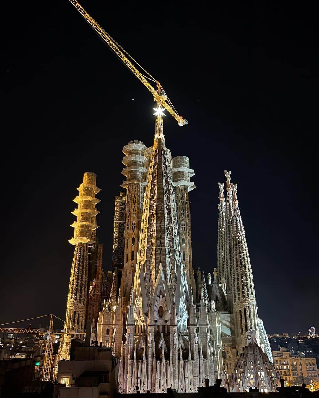 元井美貴のインスタグラム：「夜のサグラダ・ファミリアの美しさにも感動しました🌙 去年12月に完成した聖母マリアの塔🌟 2026年の完成を目指して建設が続いているとのこと 意外ともうすぐですよね！ 全ての建設が終わったらまた行きたいです #sagradafamília #sagradafamilia #barcelona #españa🇪🇸 #サグラダファミリア #聖母マリアの塔 #TorredelaVirgenMaría」