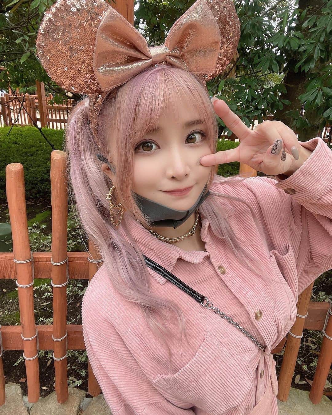 赤羽もものインスタグラム：「ピンク野郎でインパした✌️💕   #ディズニーコーデ  #ディズニーランド  #dハロ  #disneyland」