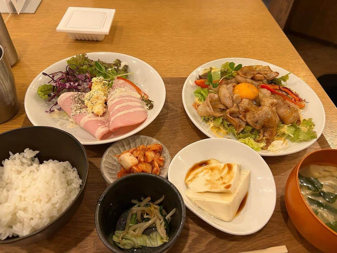 吉岡世起のインスタグラム：「本日後楽園大会 試合前に胸トレ そして久しぶりの #7seki さんでご飯 雨の中追っかけてきてくれた 相変わらずめっちゃ美味しかった！ これで試合も頑張れそうだ」