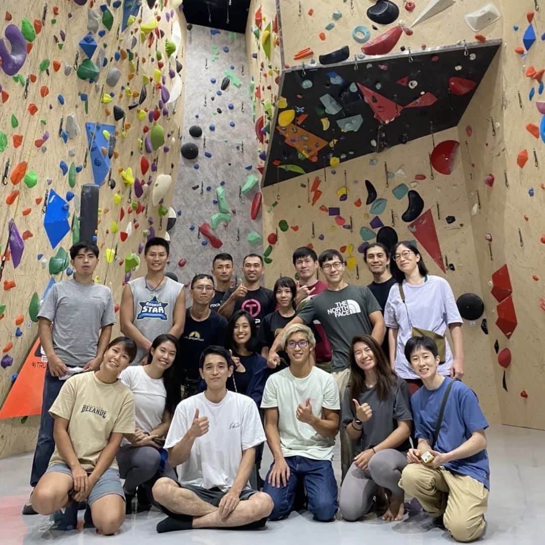 渡邉海人のインスタグラム：「routes setting course in Taiwan🇹🇼  it was a good opportunity to share @bpump_ogikubo style to @tupclimbinggym I've never taught a routes set to anyone before, I learned a lot from that. I hope had a good impact on the Taiwanese climbing community. BWC in Morioka is up coming on my schedule. I'm excited to set!! @8611inc @frictionlabs @suuuuupastrong @tupclimbinggym #climbing #bouldering #routesetting #routesetter」