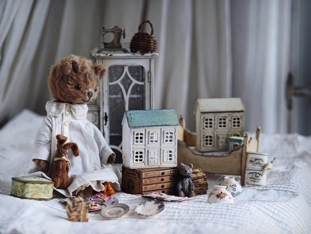 kiyomiさんのインスタグラム写真 - (kiyomiInstagram)「♡ ・ original handmade miniature  doolhouse size 1/6 ．  小さなドールハウス。 もう一回り　小さなサイズも 制作中🏠 ・  bear🐻 @kawachan033 ・  ・  ・  ・  #ミニチュア#miniature#dollhouse #Frenchinterior #ブロカント #antique#Frenchstyle #シャビーシック#bear #antique  #Frenchdecor#brocante #アンティーク風#brocantestyle#shabby #cute#ドールハウス #antique  #Frenchdecor#brocante #アンティーク風#brocantestyle#shabby #shabbychic #shabbychicdecor#armoire  #chair  #Frenchtable #table #おもちゃ  #bed #Frenchbed」10月7日 14時44分 - chiisanashiawase2015