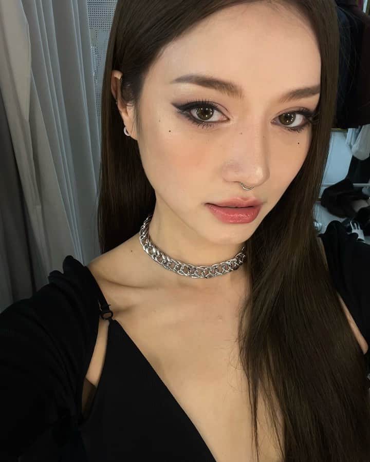 パク・ソラのインスタグラム：「나맞냐구🖤🖤🖤」