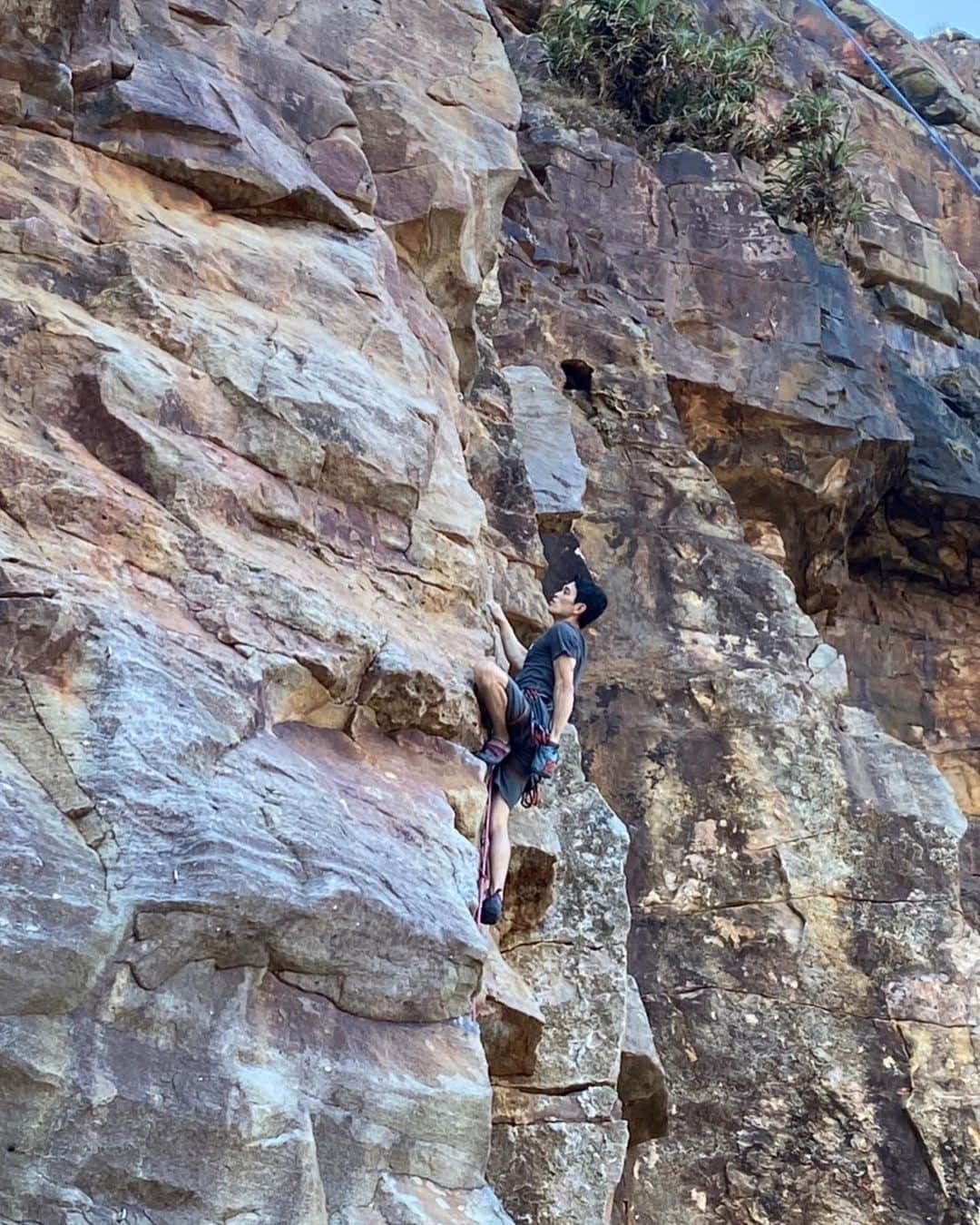 堀創さんのインスタグラム写真 - (堀創Instagram)「@tupclimbinggym にてルートセット講習を行った。 @bpump_ogikubo で培ったセットの考え方を共有するべく、試行錯誤しながらの講習。 課題の内容やムーブの作り方、見た目などなど。 ルートセッターの成長はクライマーの成長に欠かせないことは、選手時代から感じていた。 そしてクライマーが成長することで、クライミングシーンは大きく発展していく。 今回の講習が台湾のクライミングシーンの盛り上がりに繋がればと思う。  Route setting work shop in Taiwan . We shared our route setting methods.  I have felt since my days as an athlete that the growth of route setters is essential to the growth of climbers. And as climbers grow, the climbing scene will grow. I hope this training course will help the climbing scene in Taiwan grow.  @8611inc @bpump_ogikubo @ifsclimbing @frictionlabs @soill  #bouldering #climbing #ボルダリング #クライミング #routesetting #routesetters」10月7日 15時24分 - tsukuru_8611