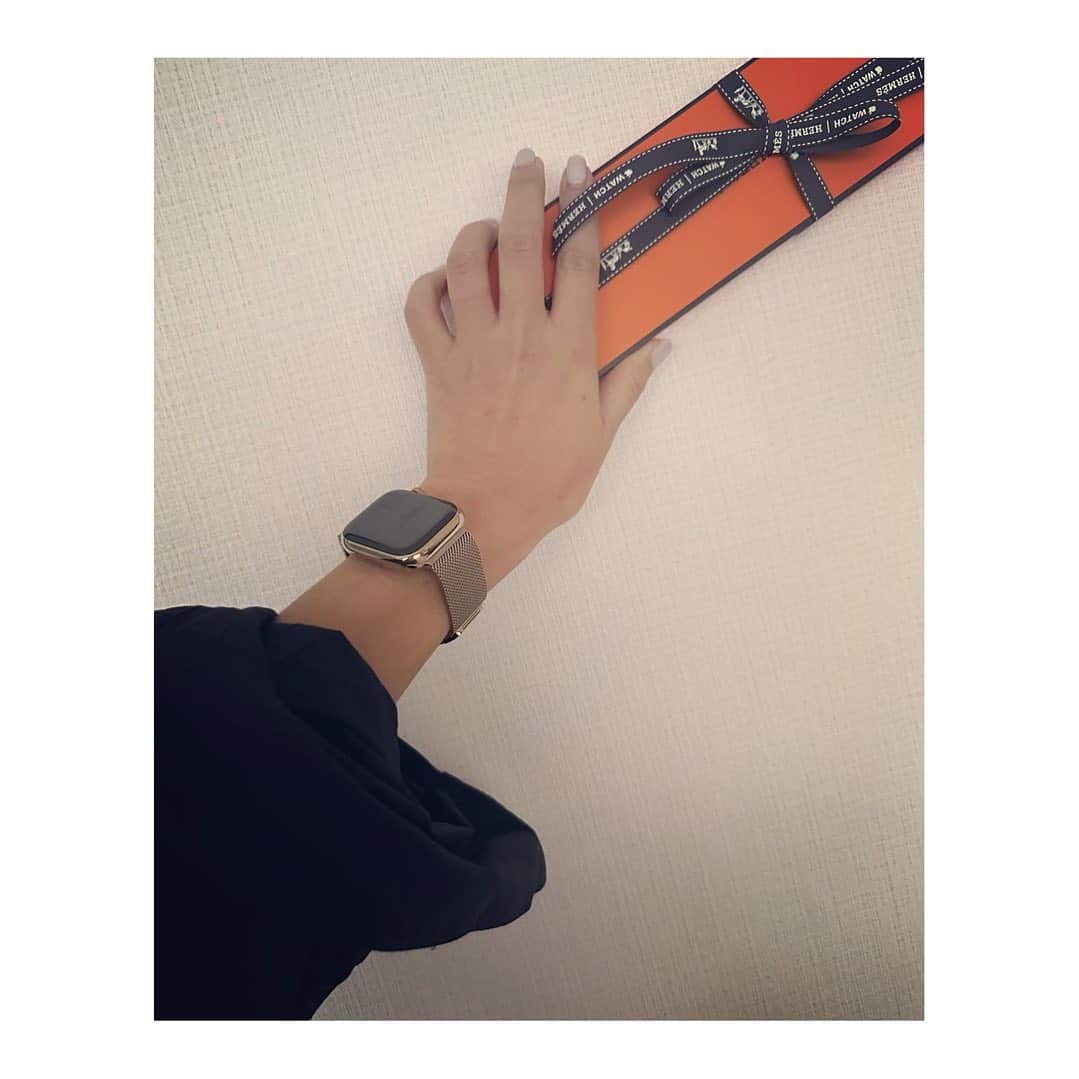 百々千晴のインスタグラム：「Hello Apple🍎🍎  最近よく質問のあるこちら #AppleWatch のベルト。 AppleWatch6から使ってます🍎  気分をかえて　 @hermes のベルトにしようかな。  時計はもちろん最新の #AppleWatch8 よ🍎🍎🍎」