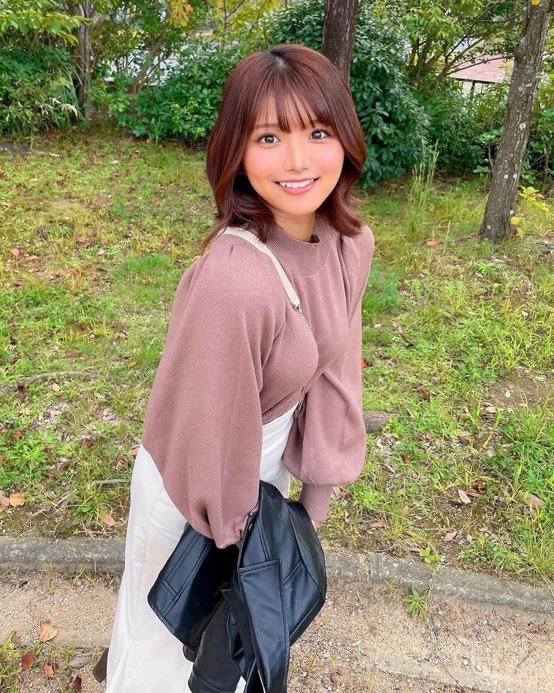 山本ゆうかのインスタグラム：「今日は関西の気温が17度ってなってた;(´◦ω◦｀):サム でも雨で湿度が高いから走ると暑くてどうしたらいいんだかwww ⁡ ⁡ こういう中途半端な季節は薄手のニットに、ライダースがわいの中の定番┌（┌＾o＾）┐ すぐ脱げるし、秋らしい装いになるのでお気に入りです👗 ⁡ ⁡ この#mystywomanのニット、よく見たらゴールドのラメが入ってて 他のニットと差別化できて可愛い⸜( ´ ꒳ ` )⸝ ラメは全然チクチクしないどころか、生地がもちもちしてて着心地がめちゃ良いのでお気に入り✌🏻 ⁡ ⁡ @mystywoman_com が ZOZOTOWNで1000円OFFタイムセール中です！ まだニット買ってない人は是非☃️✨ ⁡ ⁡ #ミスティウーマン #ボリュームスリーブラメハイネック_mw #イエベ秋メイク #イエベ秋 #ZOZOTOWN #秋コーデ #seebychloe #grl #プチプラコーデ」