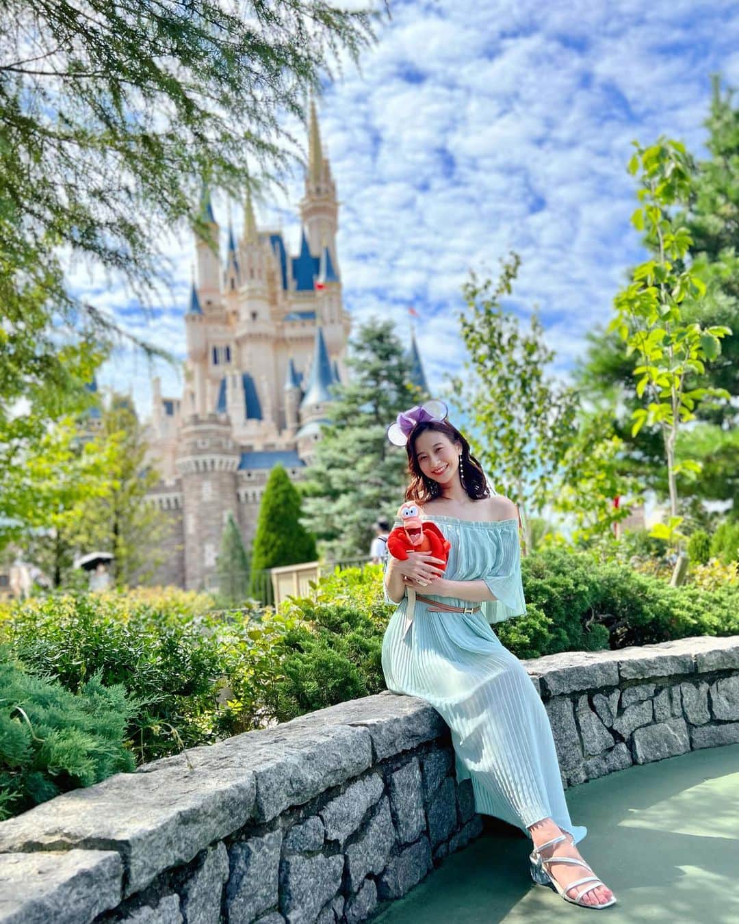 佐田志歩さんのインスタグラム写真 - (佐田志歩Instagram)「. #ディズニーおすすめフォトスポット  おはようございます☺️ まだまだしつこいアリエルバウンド投稿です🤣 シンデレラ城とうろこ雲☁️がお気に入りの写真📷 この場所だと写り込みがなくお城と綺麗に写真が撮れるのでぜひ！💫 最後に地図のスクショ貼っています🤍 これでわかるかなあ...白雪姫の像の近くです✨ . ディズニーハロウィーンも残すところ２週間🥹 今週末もいいお天気になりそうですねぇ👏 はあ私もパーク行きたいな🥺 皆さま良い週末をお過ごしください🧜‍♀️🫧 . . . . #dハロ #シンデレラ城 #アリエルバウンド #アリエルコーデ #プリンセスバウンド #バウンドコーデ #ディズニープリンセス #ディズニーコーデ #ディズニーランド #ディズニーカチューシャ #ディズニーフォト #ディズニーフォトスポット #ディズニーマニア #ディズニーファン #disney #disneyland #ariel」10月22日 11時39分 - sadashiho