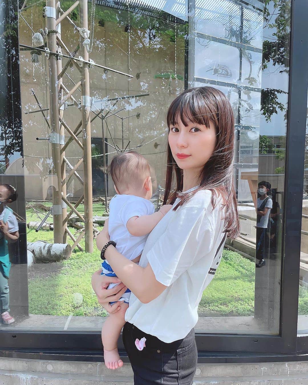 高瀬友規奈のインスタグラム：「A bit early to go to a zoo for 6 months baby though🐒 ・ ・ ・ 動物園デビュー！ #asahiyamazoo」