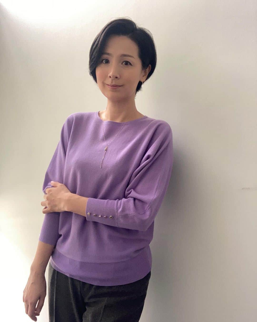 野村真季のインスタグラム：「ANN午後ニュース着用衣装  10/18 ニット・パンツ @mkmichelklein_jp  ピアス・ネックレス @agete_official   10/19 セットアップ @mkmichelklein_jp  イヤーカフ @nojess_official  リング @agete_official   #テレビ朝日 #アナウンサー #アナウンサー衣装 #ootd #40代コーデ #40代ファッション #50代ファッション #大人コーデ #大人ファッション  #野村真季」